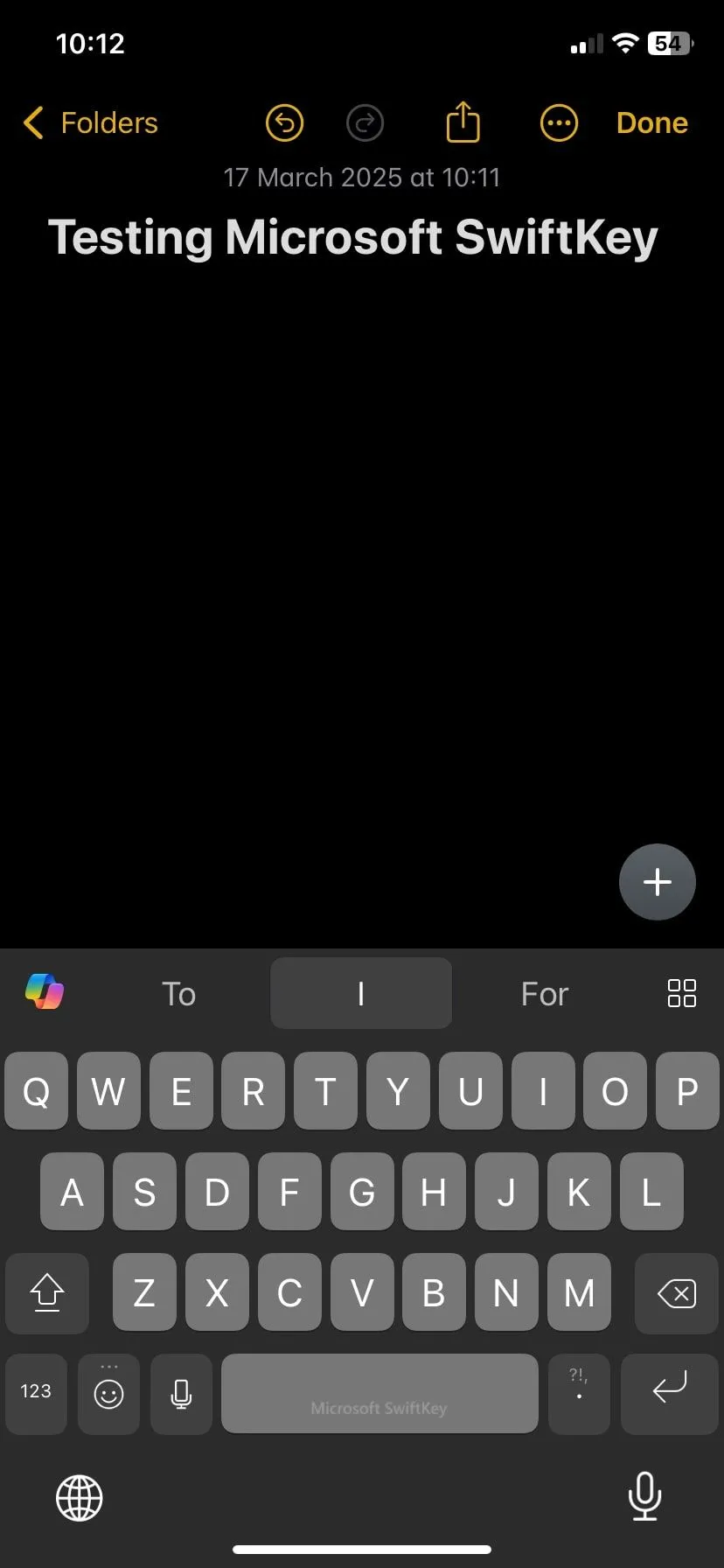 Người dùng trải nghiệm gõ phím mượt mà với bàn phím Microsoft SwiftKey trên ứng dụng Ghi chú của iPhone.