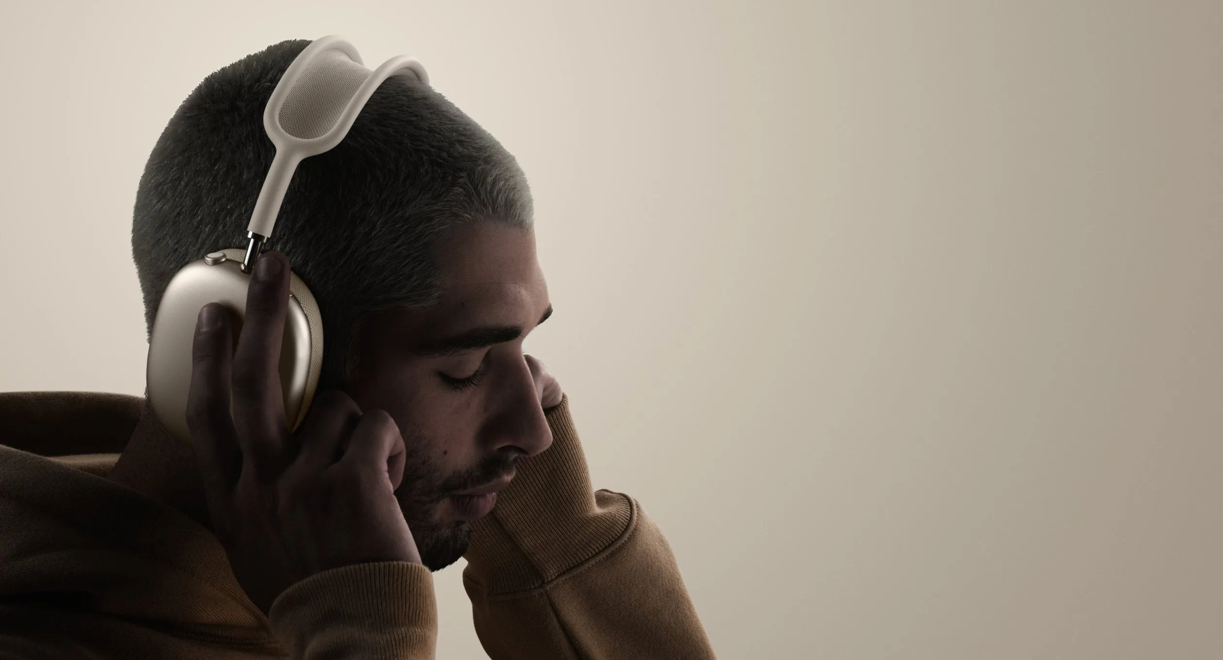 Người dùng trải nghiệm tai nghe AirPods Max, thể hiện trọng lượng đáng kể khi đeo