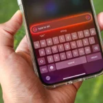 Người dùng tương tác với Siri bằng cách gõ chữ trên iPhone, minh họa tính năng AI.