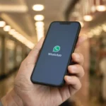 Người dùng xem màn hình điện thoại với biểu tượng WhatsApp, minh họa tính năng phiên âm tin nhắn thoại