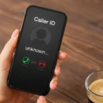 Người phụ nữ cảnh giác với cuộc gọi từ số lạ trên màn hình điện thoại