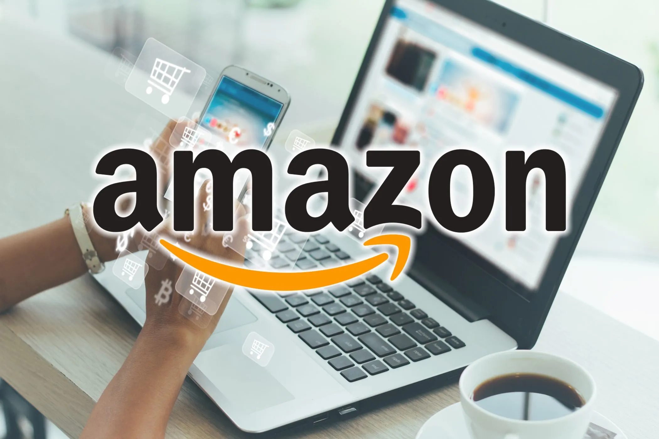 Người phụ nữ đang mua sắm trên máy tính xách tay với logo Amazon, thể hiện khả năng thu thập dữ liệu mua sắm và thói quen tiêu dùng.