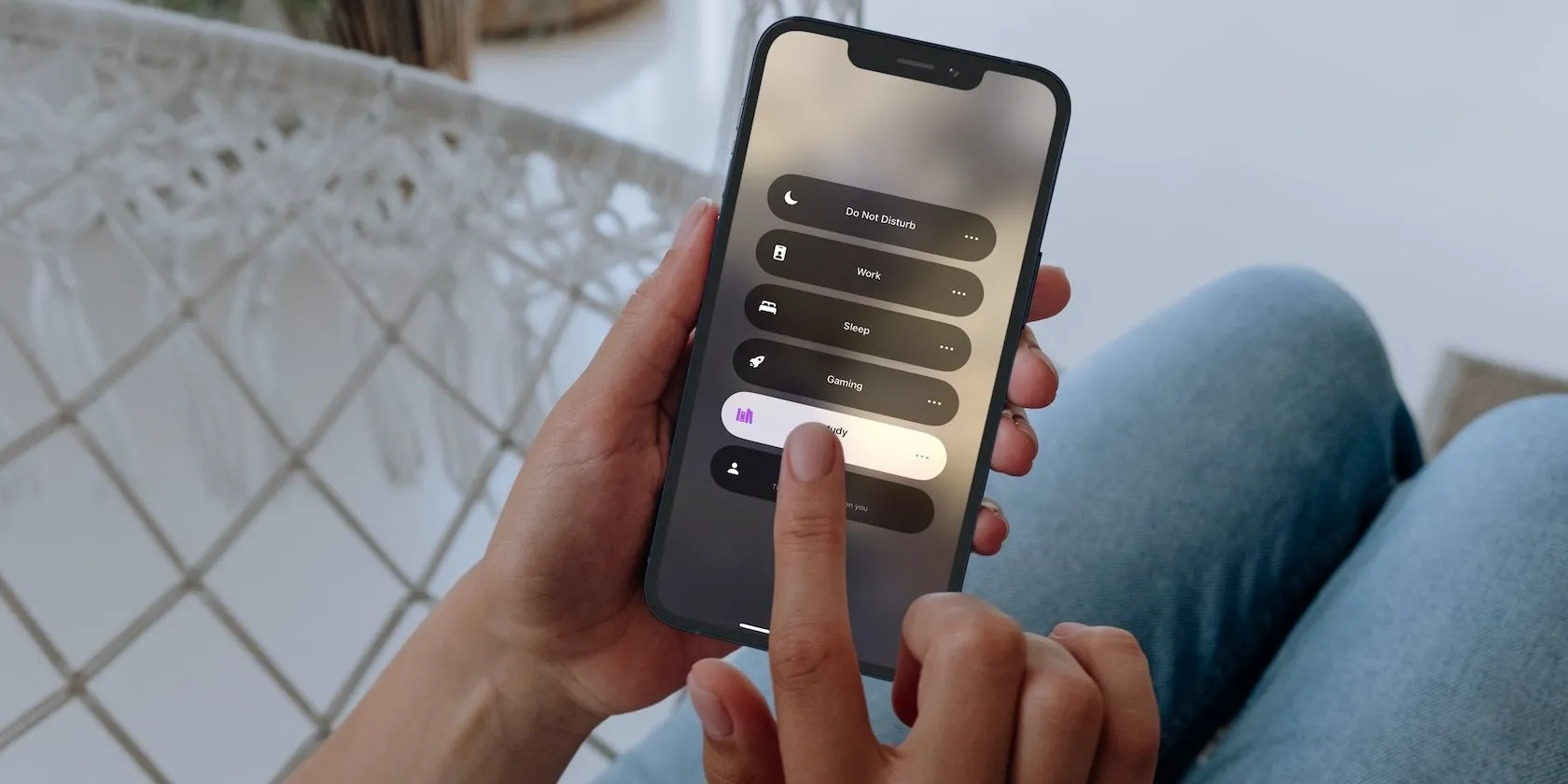 Người phụ nữ đang sử dụng iPhone 12 Pro với giao diện chế độ Tập trung (Focus Mode) hiển thị, tối ưu hóa sự tập trung cho công việc.