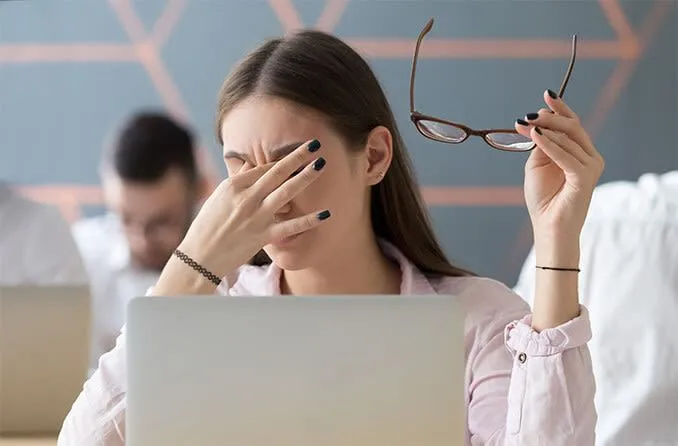 Người phụ nữ dụi mắt do căng thẳng mắt kỹ thuật số