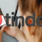 Người phụ nữ dùng điện thoại xem hồ sơ hẹn hò trên Tinder, cảnh báo lừa đảo tình yêu trực tuyến