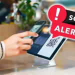 Người phụ nữ thanh toán bằng mã QR, minh họa mối nguy lừa đảo mã QR khi kích hoạt eSIM