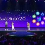 Nhiều diễn giả trên sân khấu giới thiệu Visual Suite 2.0 mới của Canva trên màn hình lớn