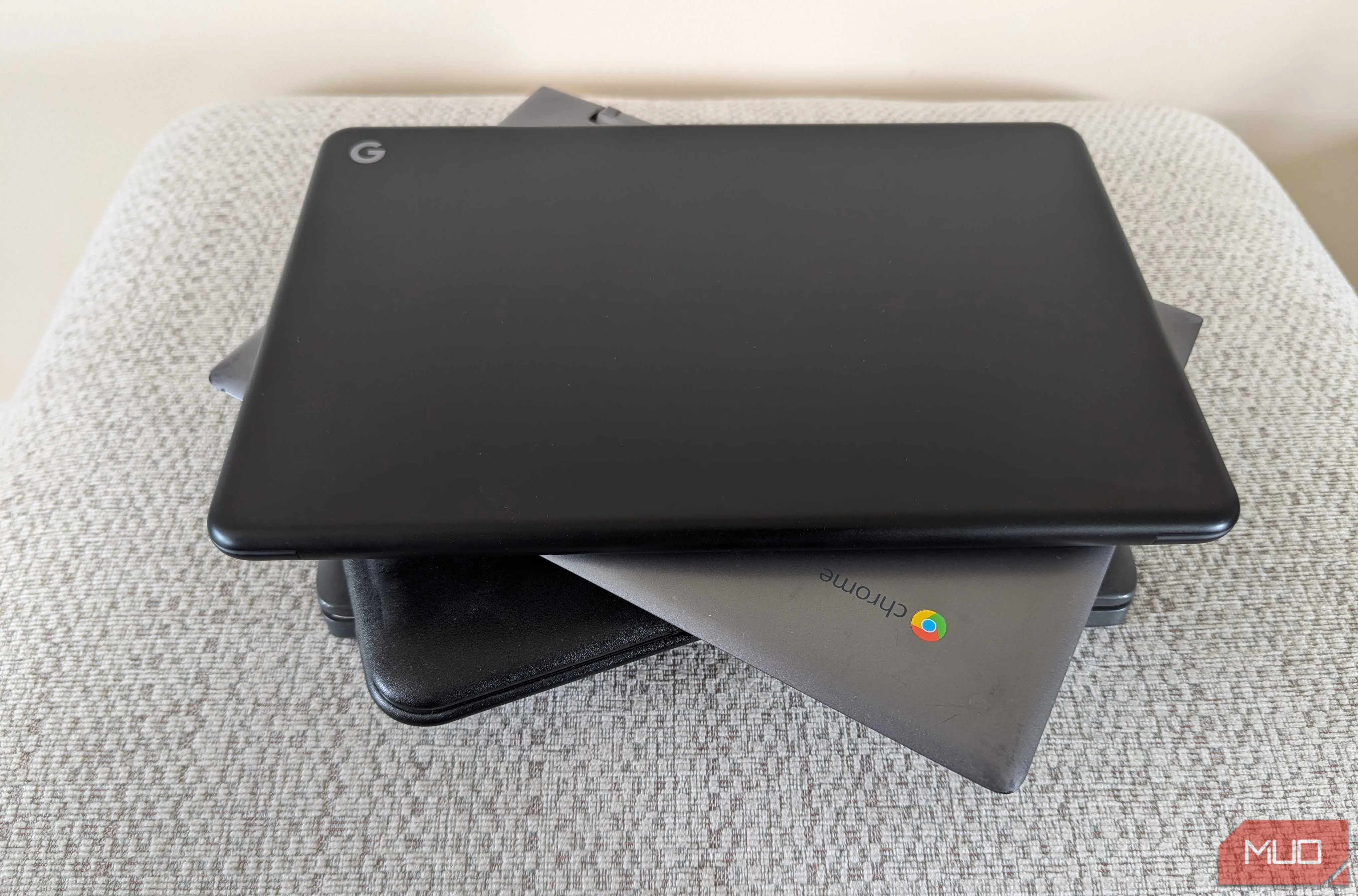 Nhiều máy Chromebook được xếp chồng lên nhau, thể hiện tính phổ biến và giá cả phải chăng của các thiết bị ChromeOS.