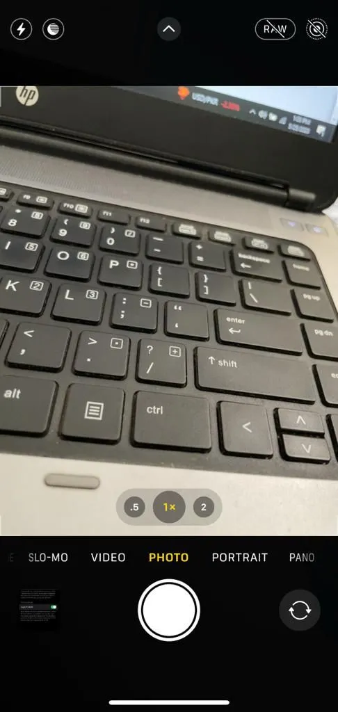Nút RAW màu trắng trên giao diện ứng dụng Camera của iPhone, cho biết chế độ Apple ProRAW đang được kích hoạt.
