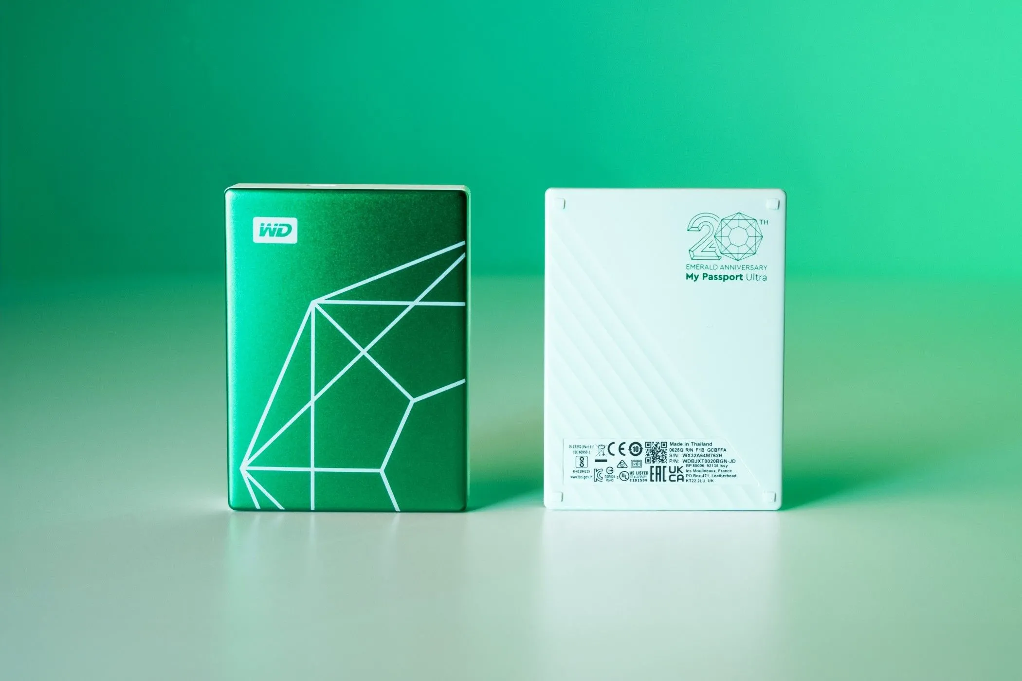 Ổ cứng di động WD My Passport Ultra 20th Anniversary Edition nhìn từ mặt trước và mặt sau, thể hiện thiết kế mỏng gọn và sang trọng