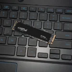 Ổ cứng SSD NVMe Crucial P3 Plus được lắp đặt trong máy tính xách tay, minh họa hình thức phổ biến của ổ đĩa thể rắn hiện đại.