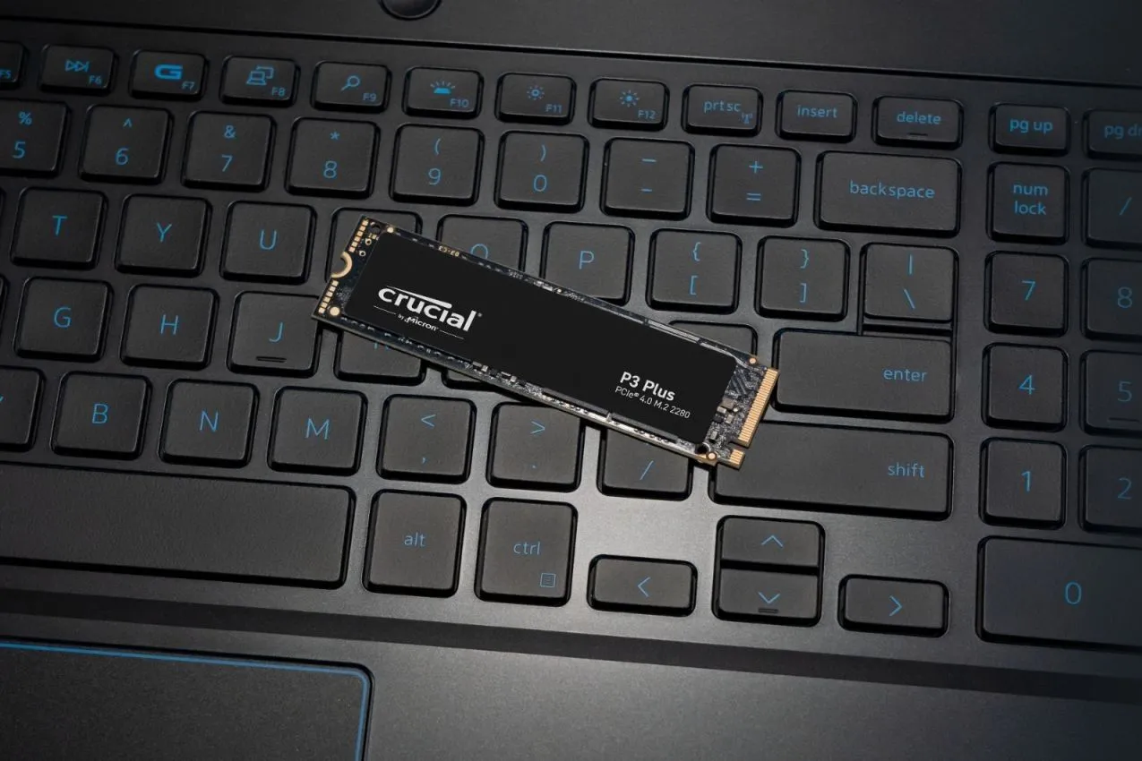 Ổ cứng SSD NVMe Crucial P3 Plus được lắp đặt trong máy tính xách tay, minh họa hình thức phổ biến của ổ đĩa thể rắn hiện đại.