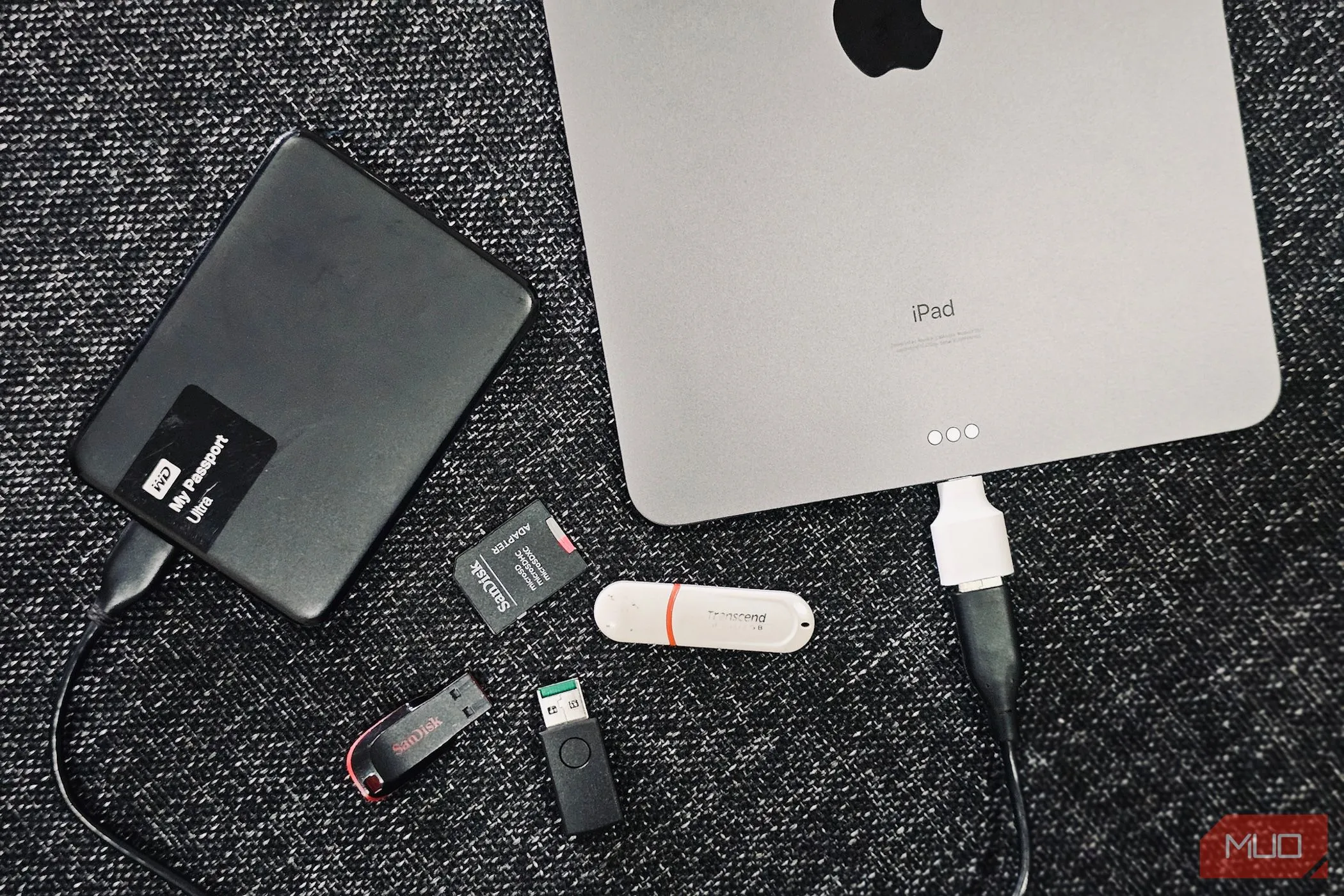 Ổ đĩa cứng ngoài cùng với iPad để sao lưu dữ liệu