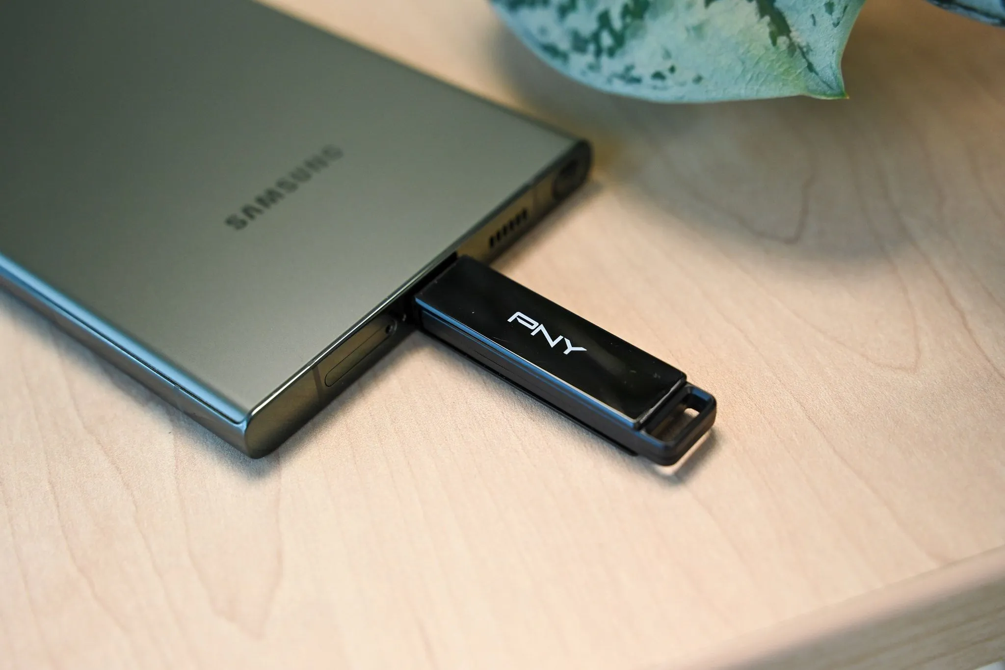Ổ đĩa flash PNY Elite X Type C kết nối với điện thoại Samsung, mở rộng dung lượng lưu trữ