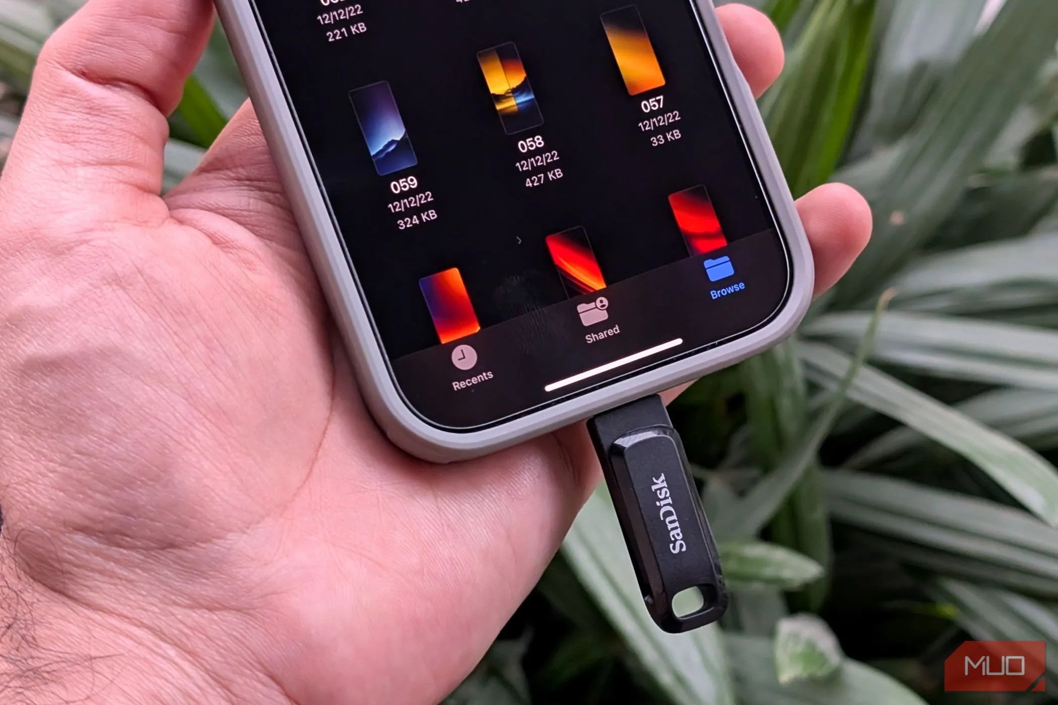 Ổ đĩa USB-C kết nối với iPhone, minh họa nguy cơ lây nhiễm phần mềm độc hại từ thiết bị ngoại vi.