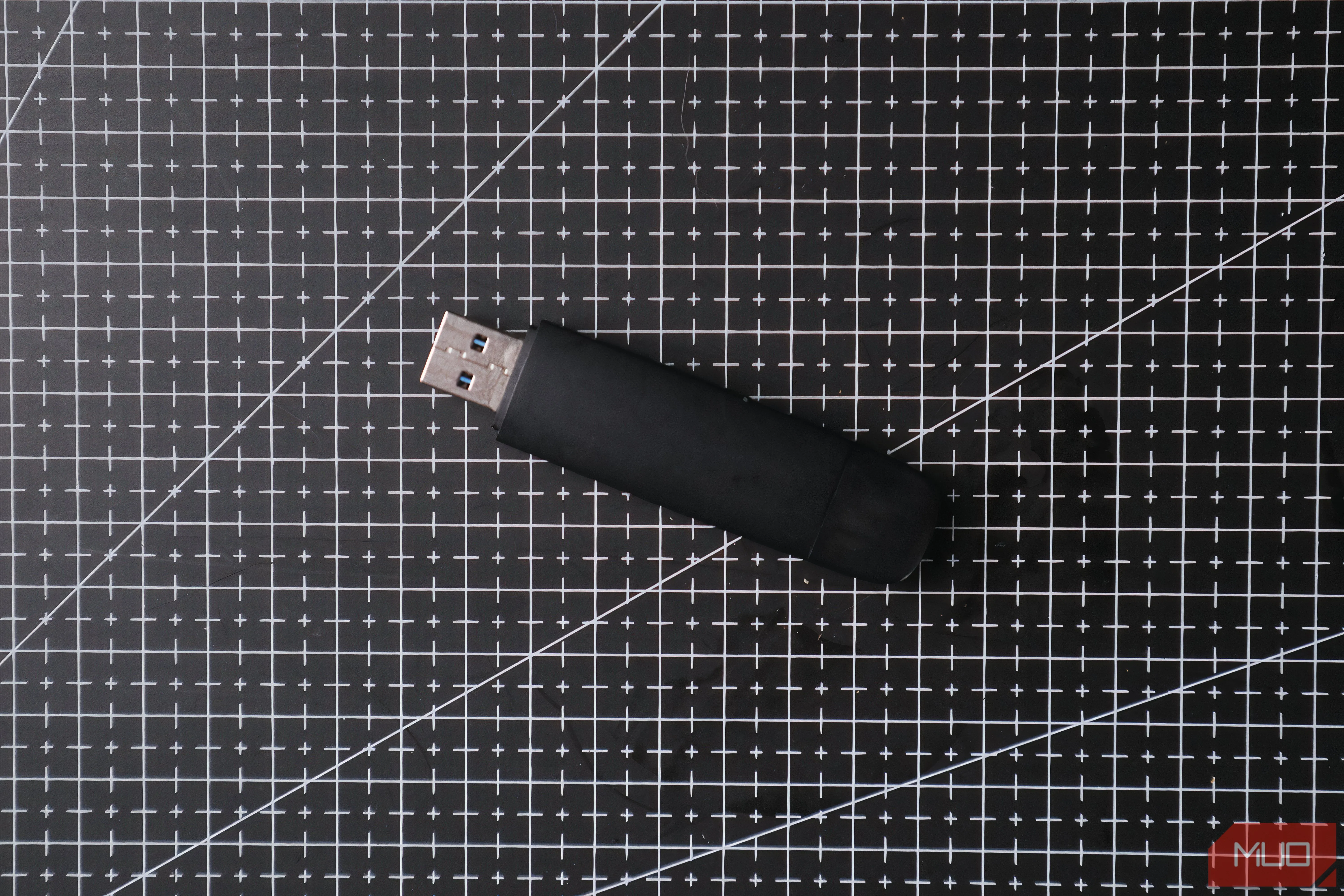 Ổ đĩa USB flash dùng để chứa công cụ chẩn đoán và hệ điều hành cho sửa chữa máy tính.