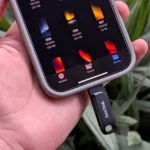 Ổ USB-C kết nối với iPhone qua cổng sạc, thể hiện khả năng lưu trữ di động.