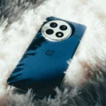 OnePlus 13 mặt lưng da thuần chay trên thảm trắng.