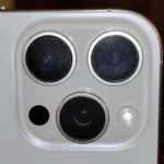 Ống kính camera điện thoại bị bám bẩn làm mờ hình ảnh.