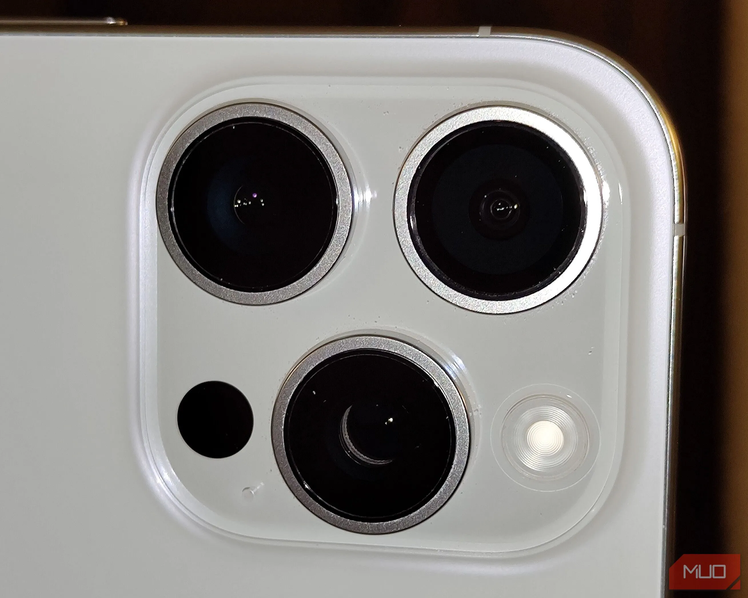 Ống kính camera iPhone sạch bóng, không tì vết, phản chiếu rõ nét ánh sáng sau khi được vệ sinh