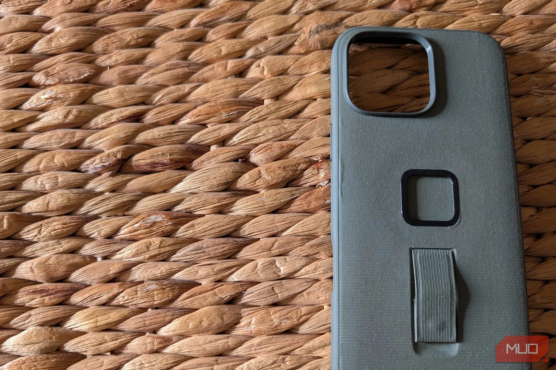 Ốp lưng chuyên dụng cho iPhone đặt trên bề mặt thô ráp, tăng cường khả năng bảo vệ đặc thù