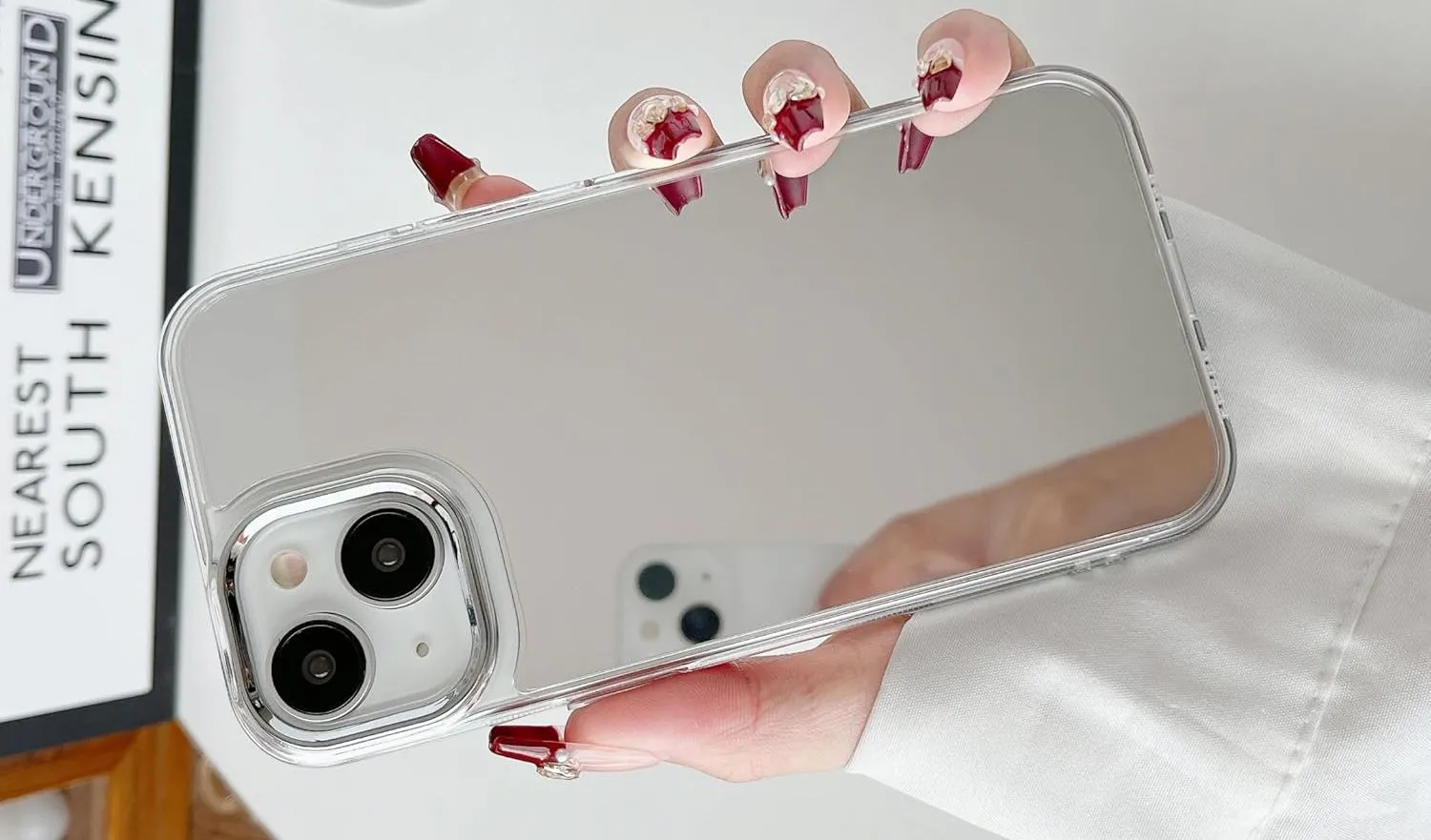Ốp lưng điện thoại iPhone có bề mặt tráng gương phản chiếu, giúp người dùng soi gương tạm thời.