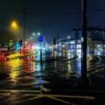 Phản chiếu ánh đèn rực rỡ trên vũng nước ngày mưa tạo hiệu ứng lung linh cho bức ảnh