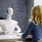 Phụ nữ phỏng vấn robot AI, minh họa tương lai tự động hóa với đại lý AI