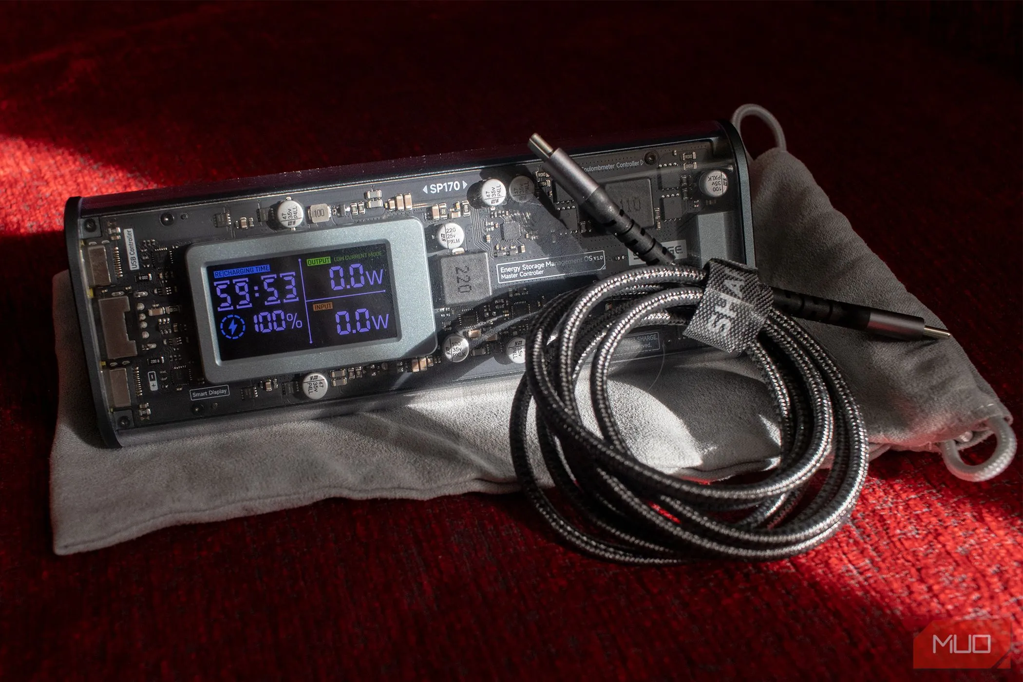 Pin dự phòng Shargeek 170 với thiết kế trong suốt độc đáo và màn hình hiển thị, minh họa khả năng sạc đa thiết bị qua cổng USB-C.