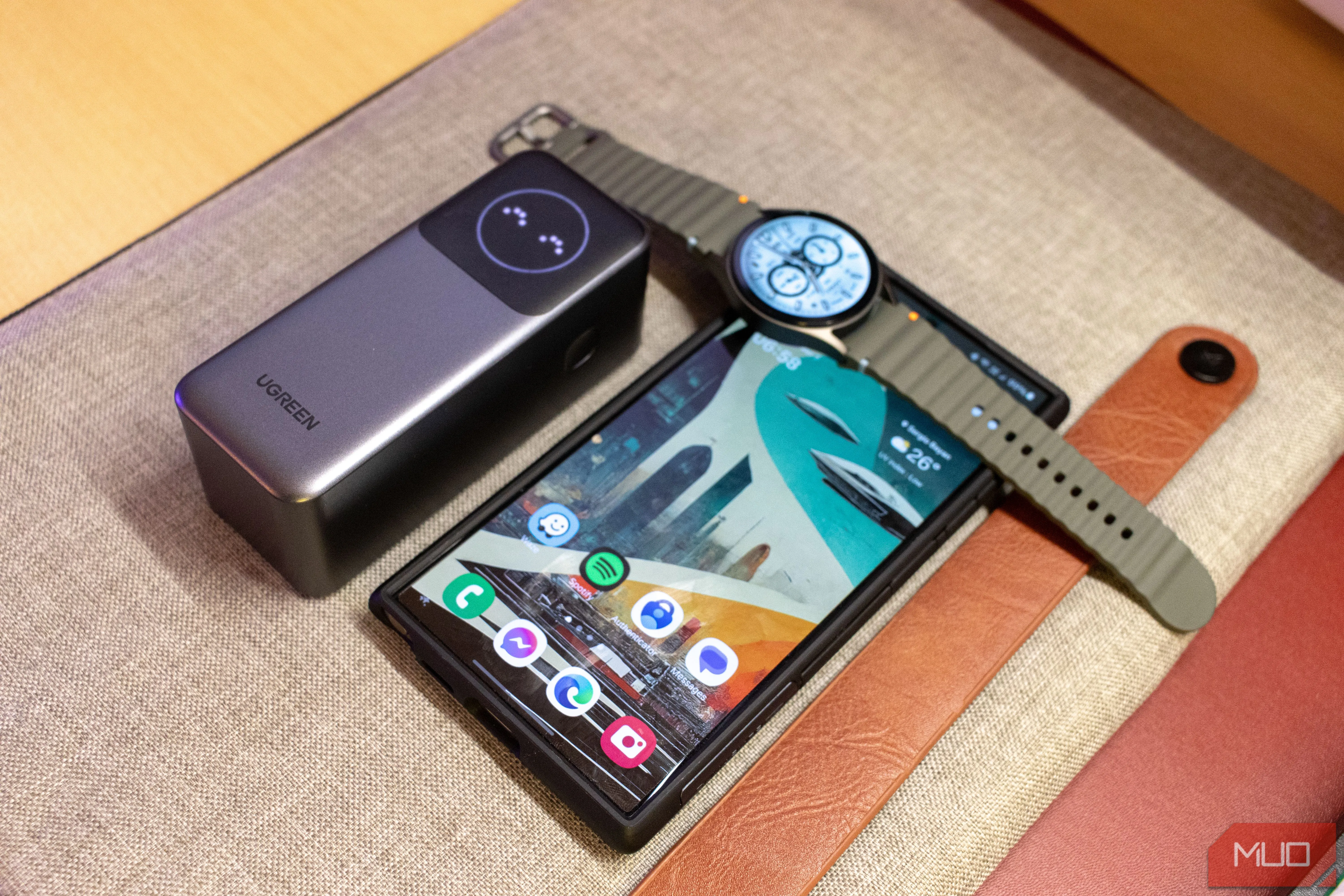Pin dự phòng Ugreen Nexode 12000mAh kèm điện thoại Galaxy S24 Ultra và đồng hồ Galaxy Watch7