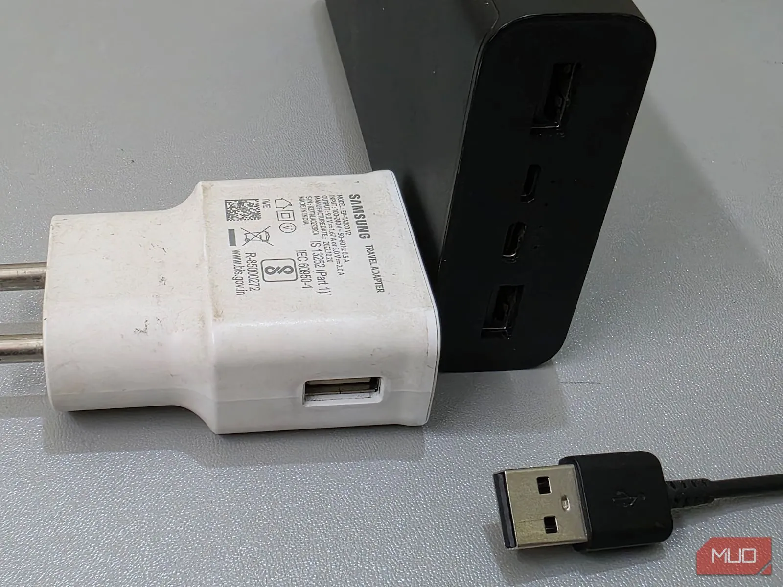 Pin dự phòng và củ sạc Samsung cùng cáp sạc USB-C