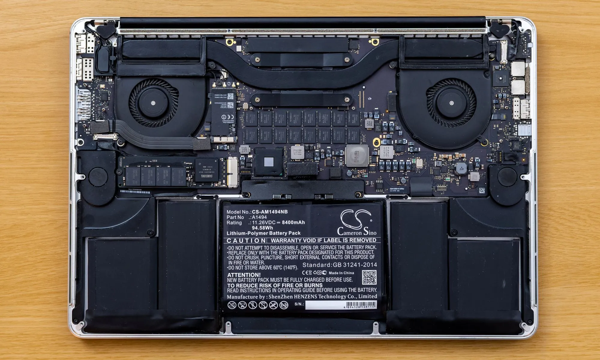 Pin MacBook tháo rời minh họa kích thước và thiết kế bên trong.