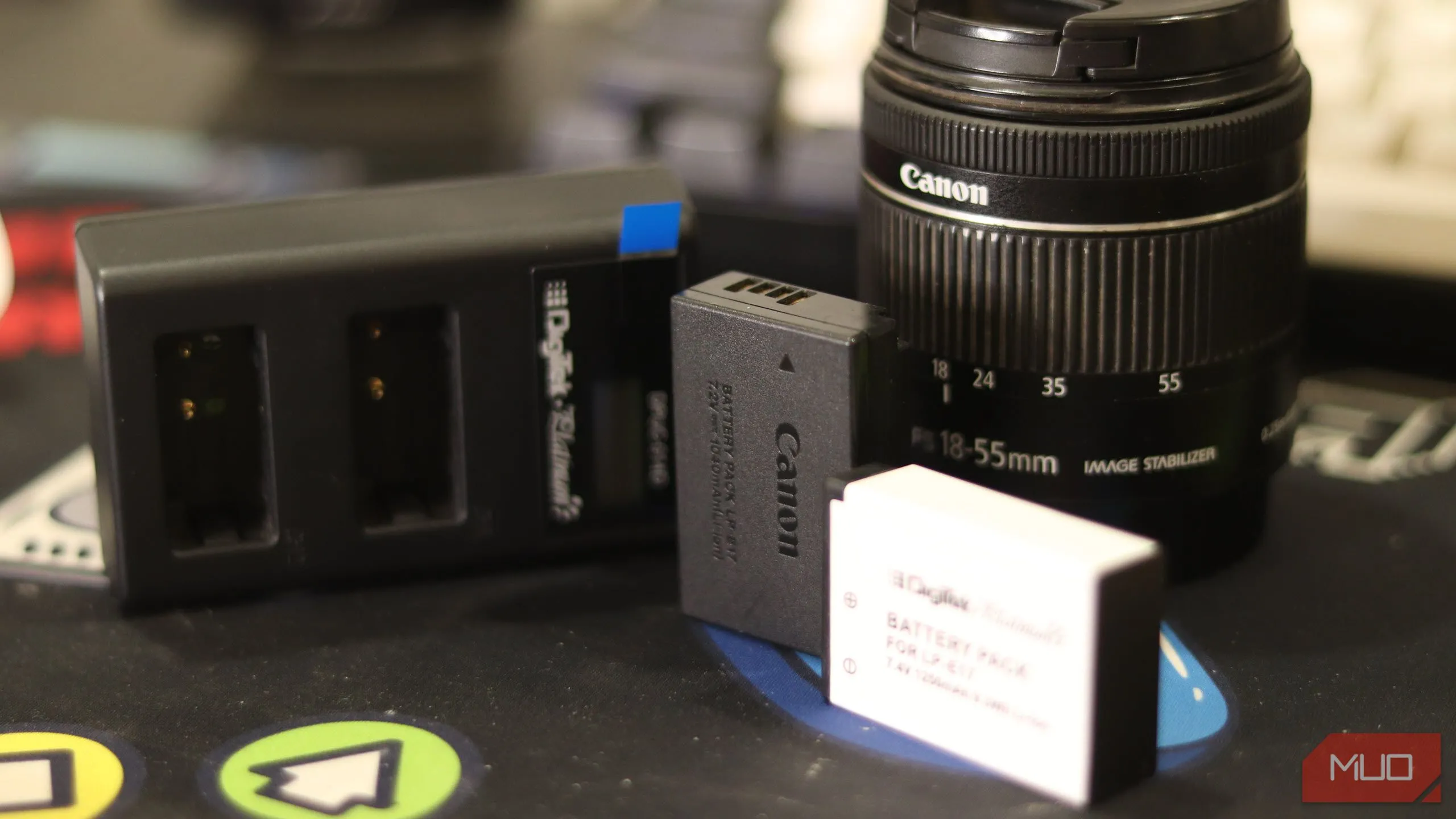 Pin máy ảnh DSLR của hãng thứ ba và pin Canon chính hãng