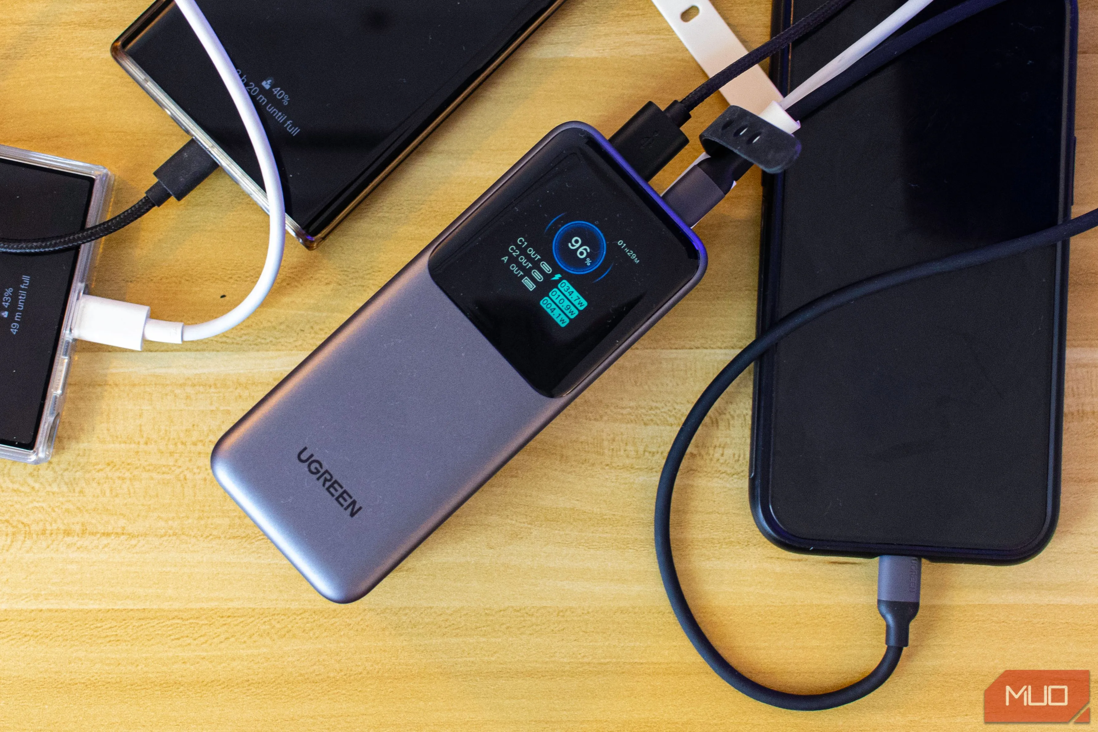 Pin sạc dự phòng Ugreen Nexode 20000mAh màu đen đang được đặt trên bàn làm việc