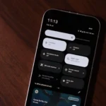 Pixel 9a hiển thị Chế độ Máy bay trong thanh thông báo