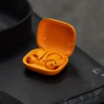 Powerbeats Pro 2 màu cam với thiết kế móc tai độc đáo.