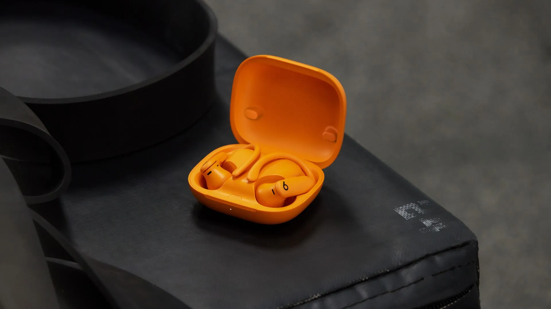 Powerbeats Pro 2 màu cam với thiết kế móc tai độc đáo.