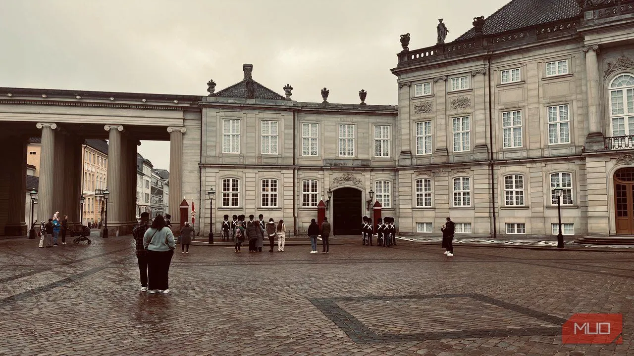 Quang cảnh quảng trường Amalienborg với binh lính đang diễu hành dưới trời mưa nhẹ