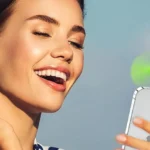 Quạt mini cầm tay cắm trực tiếp vào cổng sạc USB-C của iPhone, tiện lợi khi di chuyển.