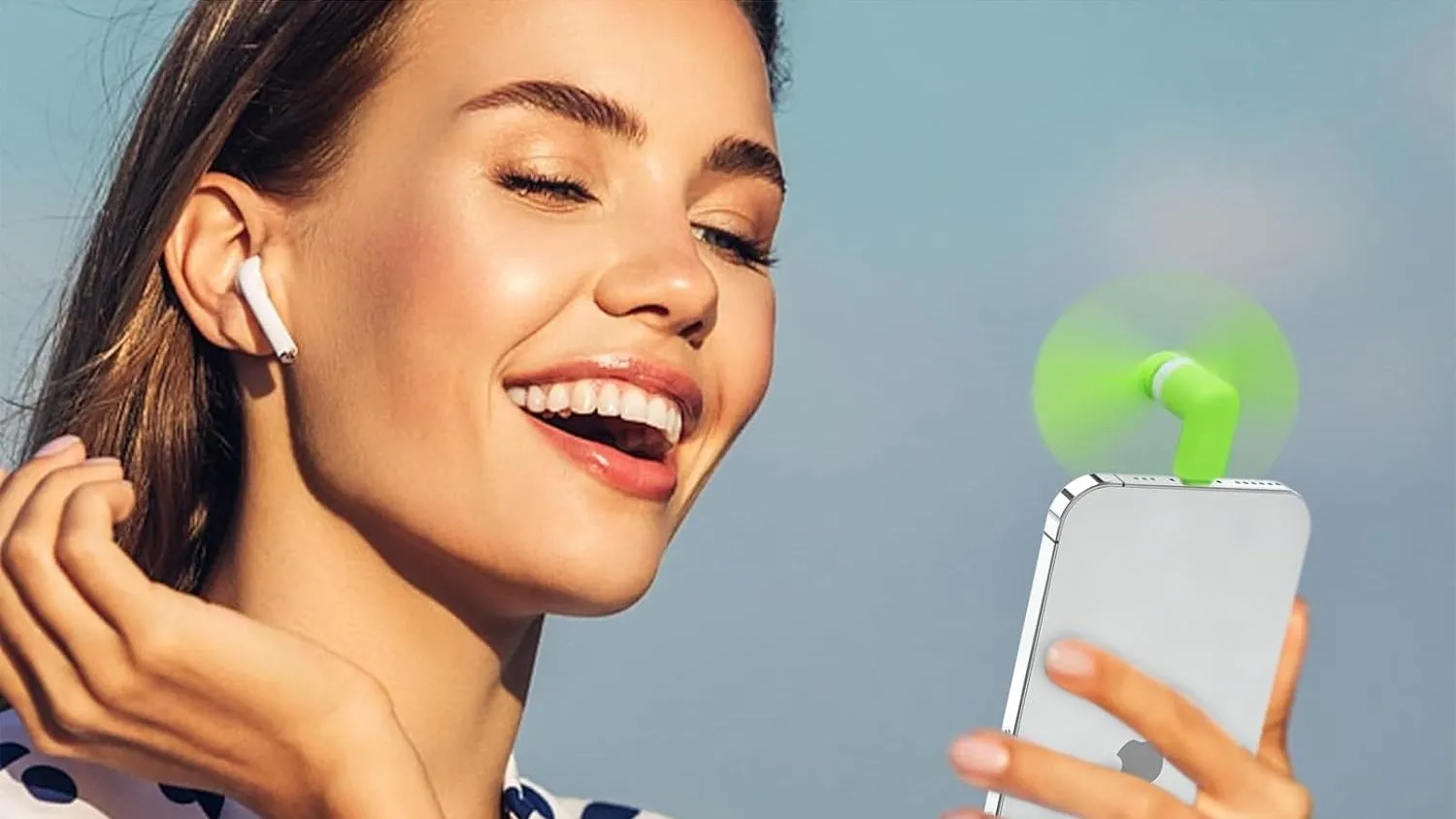 Quạt mini cầm tay cắm trực tiếp vào cổng sạc USB-C của iPhone, tiện lợi khi di chuyển.