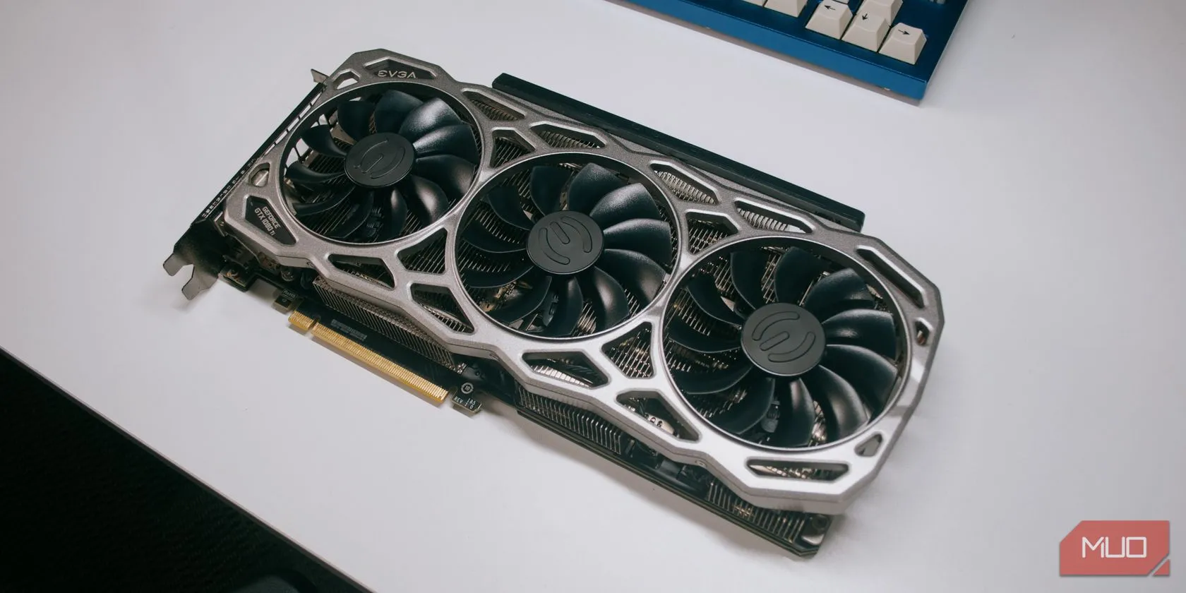 Quạt tản nhiệt của card đồ họa GTX 1080 Ti, minh họa GPU thế hệ trước hiệu năng cao