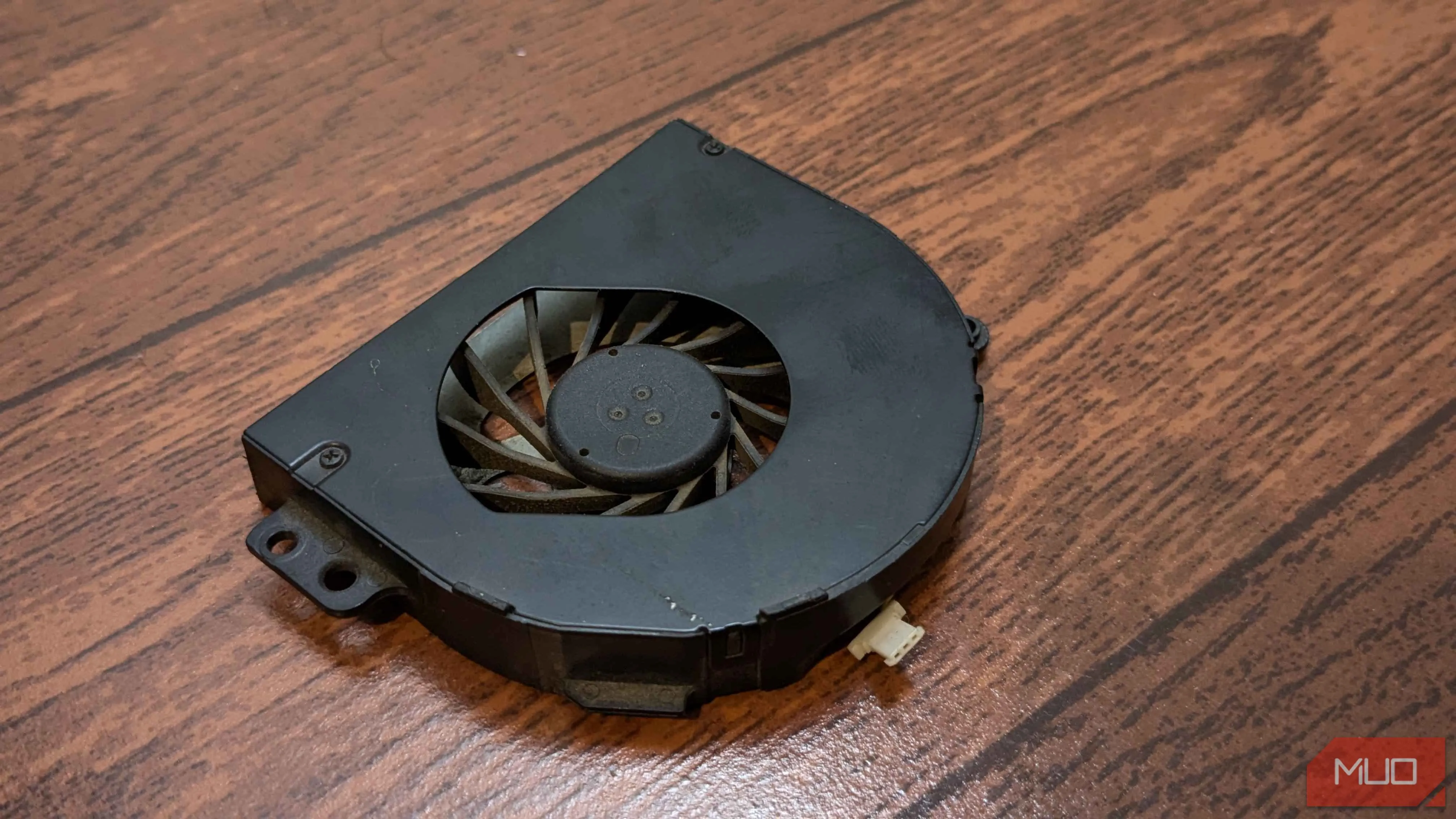 Quạt tản nhiệt laptop được đặt trên bàn, sẵn sàng để thay thế