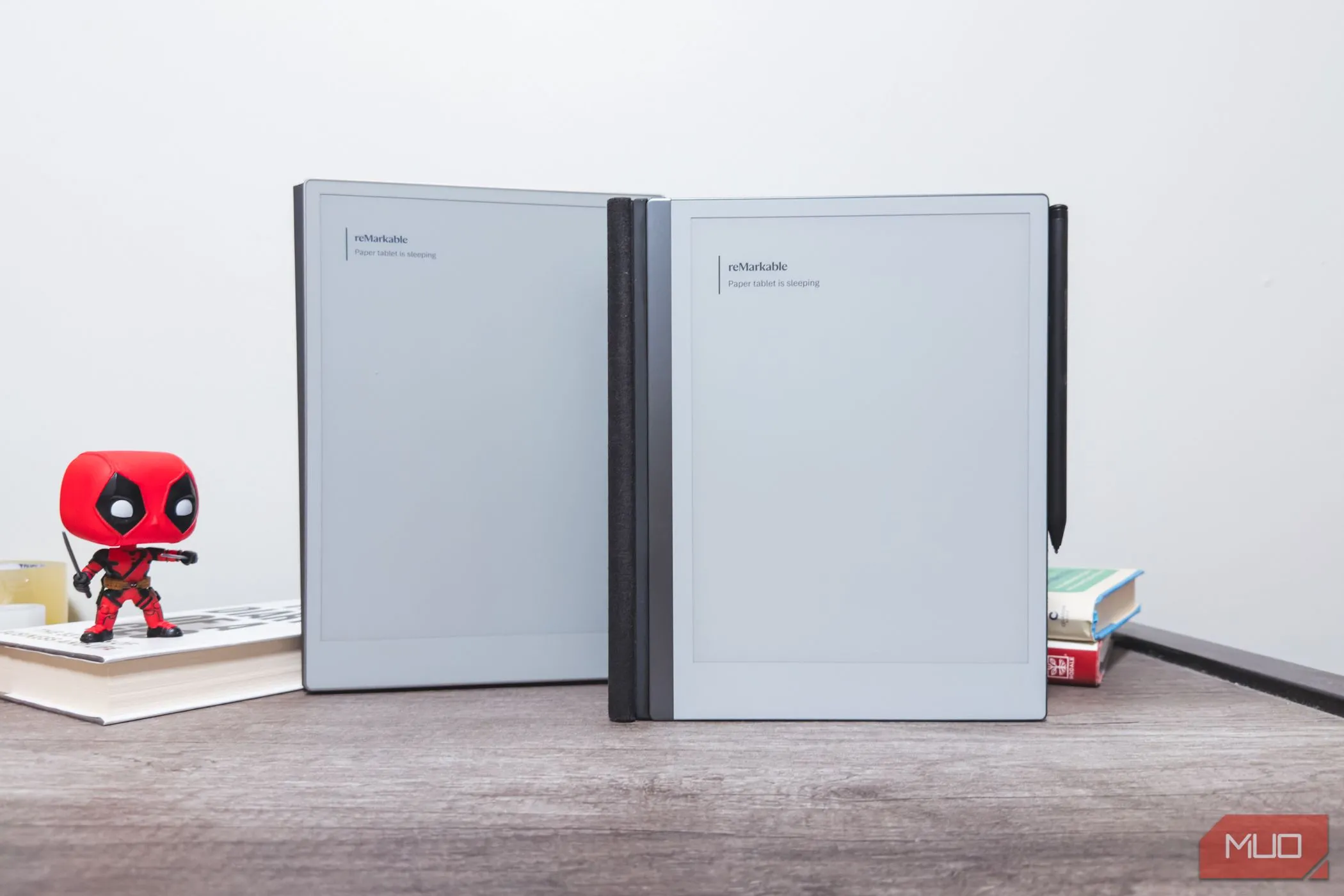 reMarkable Paper Pro và reMarkable 2 ở chế độ chờ, thể hiện sự tập trung