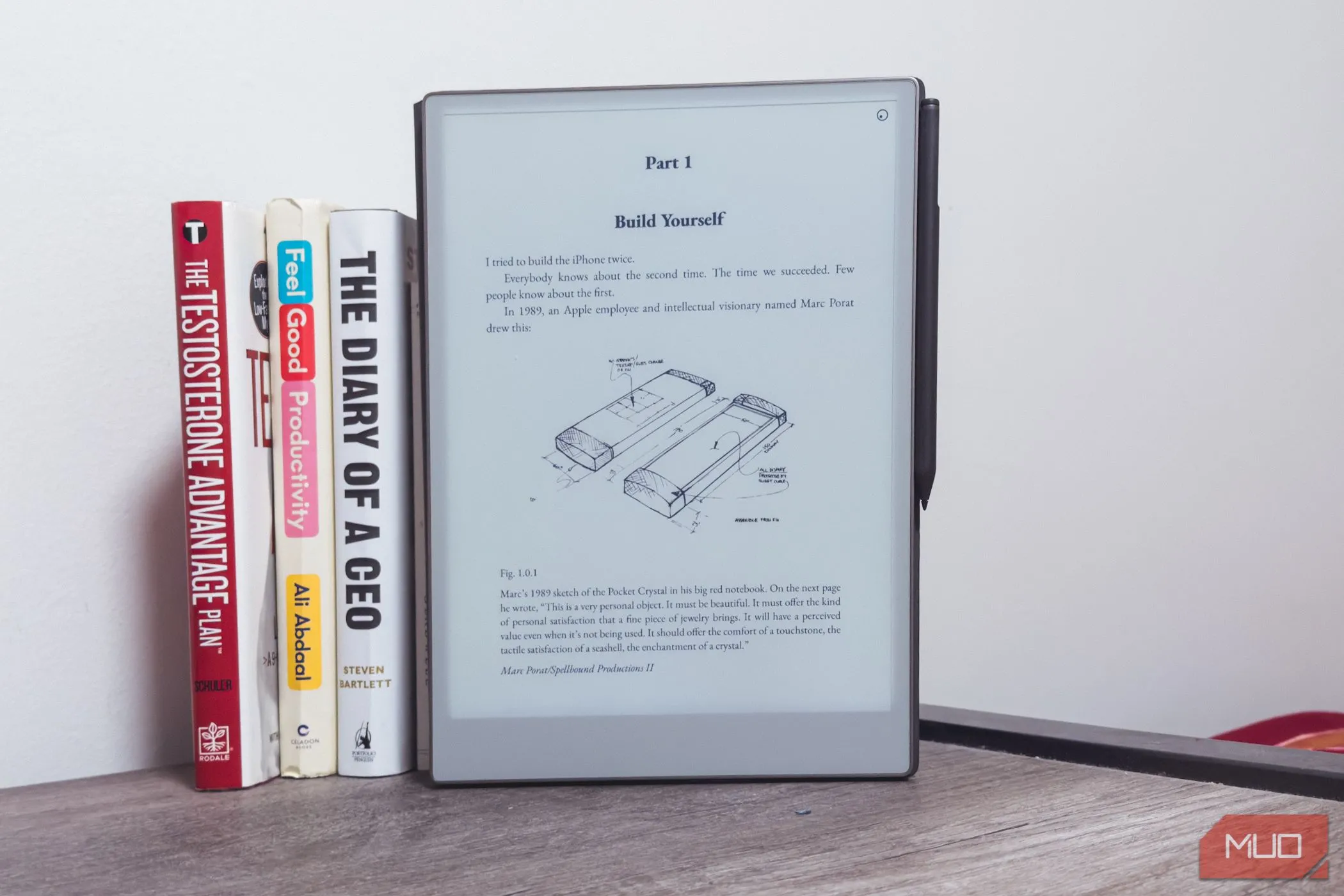 reMarkable Paper Pro với thiết kế mỏng, tinh tế đặt cạnh sách trên bàn gỗ