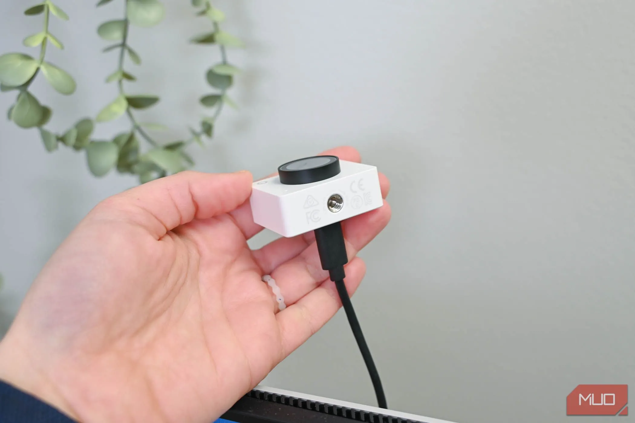 Ren gắn tripod 1/4 inch dưới đế webcam OBSBOT Meet 2