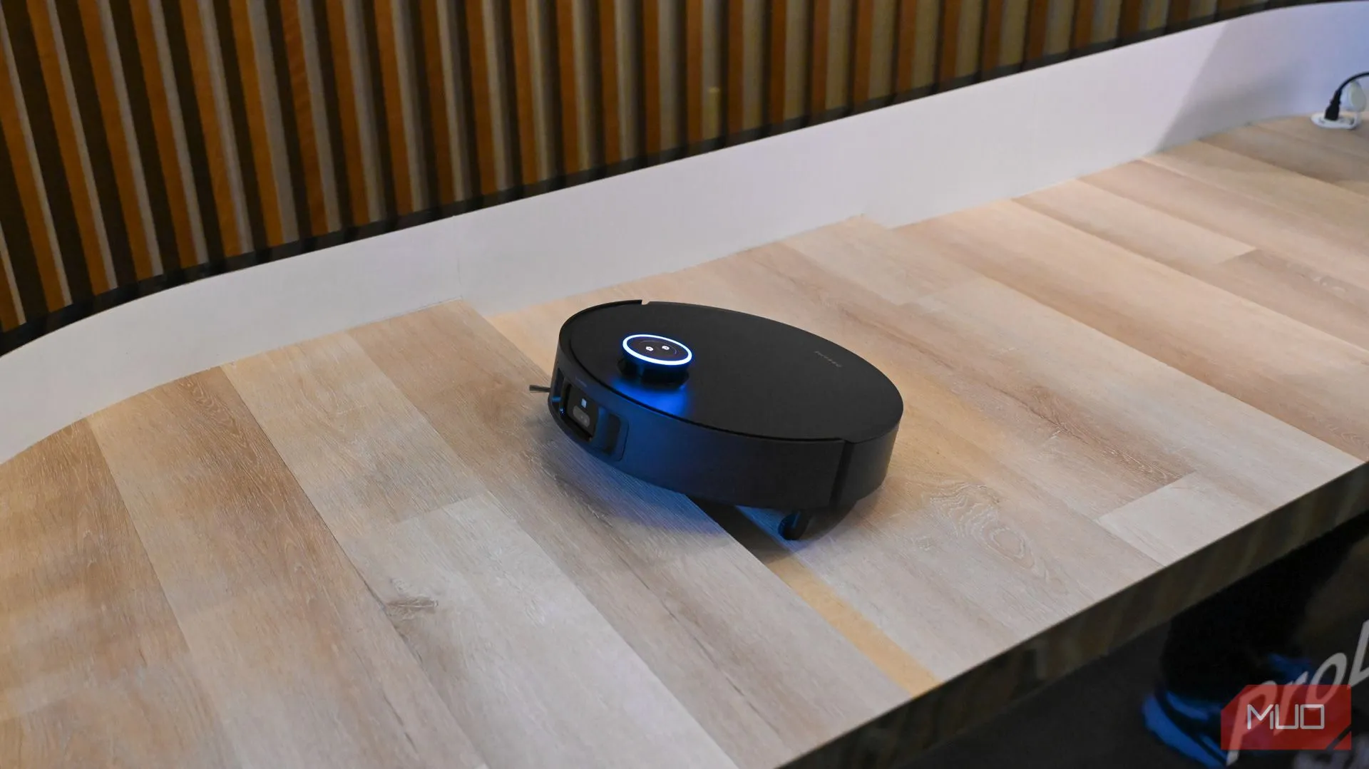 Robot hút bụi Dreame X50 trình diễn khả năng vượt chướng ngại vật tại CES 2025