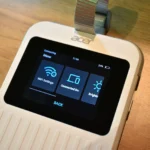 Router du lịch Acer Connect M6E 5G với màn hình hiển thị, minh họa thiết bị phát Wi-Fi mini