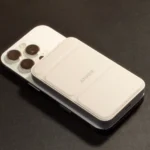 Sạc dự phòng Anker gắn với iPhone 16 Pro trên bàn, biểu tượng cho giải pháp cứu cánh khi hết pin