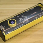 Sạc dự phòng USB tiêu chuẩn cho thấy cổng sạc và thiết kế bên ngoài