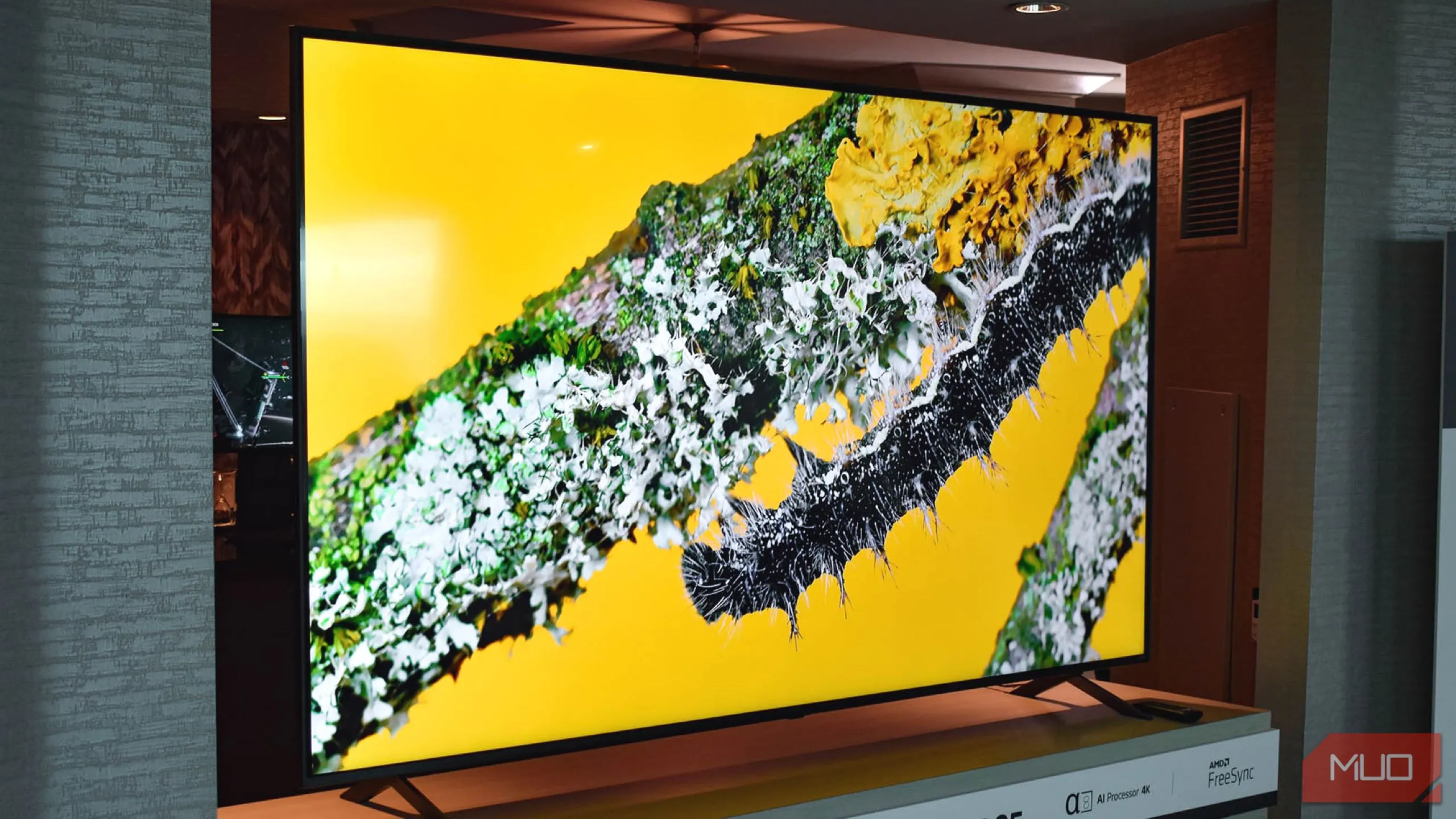 Smart TV LG QNED85 86 inch với giao diện webOS, minh họa công nghệ quảng cáo cảm xúc mới.